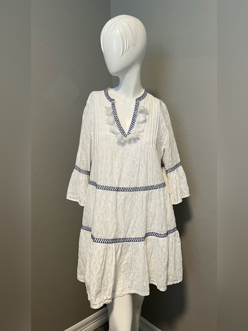 Tommy Bahama Women’s Embroidered White /Navy Tiered Cotton Mini Dress Size S/P - Picture 3 of 13
